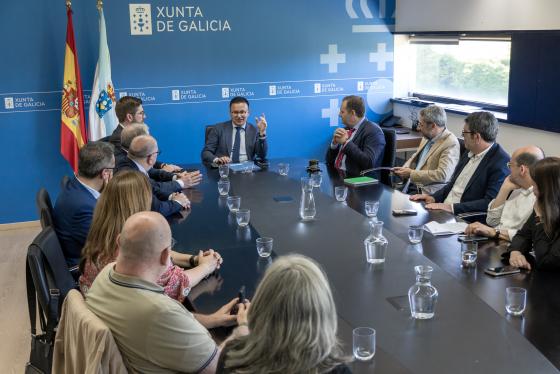 REUNIÓN ENTRE LOS COLEGIOS OFICIALES DE GRADUADOS/AS SOCIALES DE GALICIA Y LA CONSELLERÍA DE EMPREGO, COMERCIO E EMIGRACIÓN